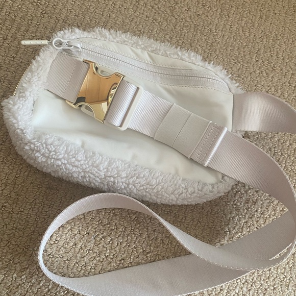Lululemon Everyday Sherpa Crossbody Bag 1 liter, super cute, great condition - Picture 8 of 10